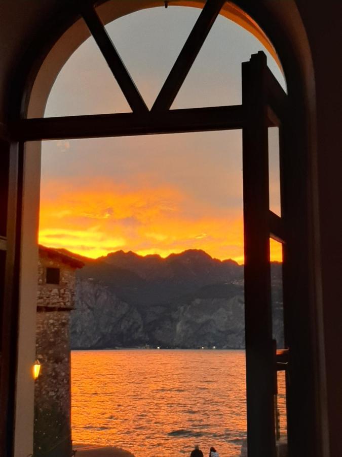 Klimt'S Mill Overlooking Port Malcesine Bagian luar foto